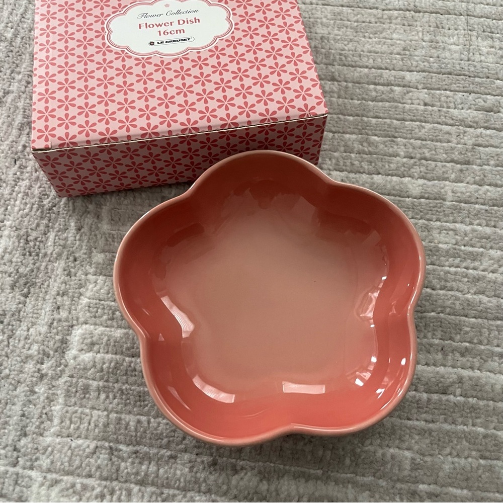 BNIB Le Creuset 16cm Flower Dish